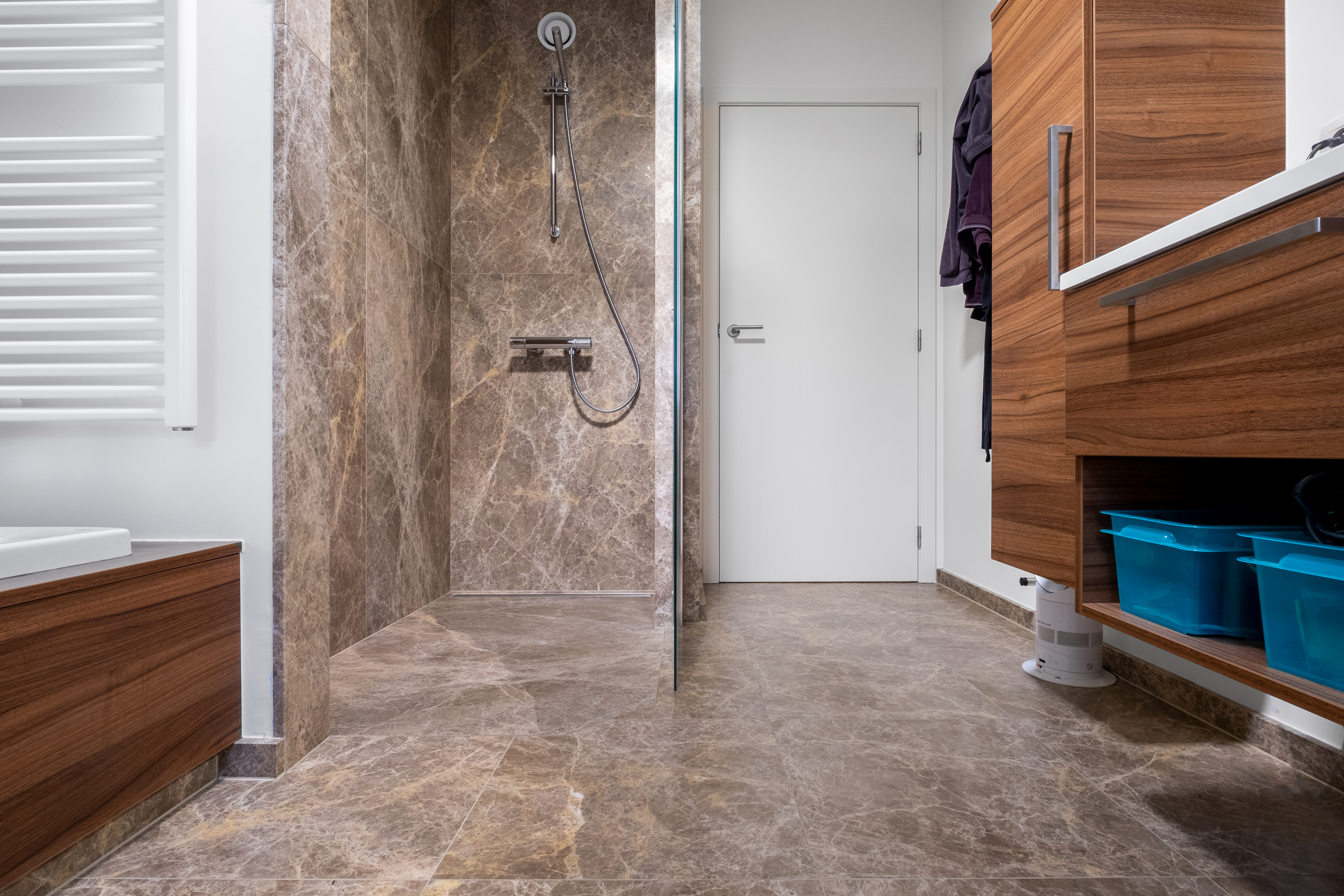 Kalkaanslag in badkamer | Natuursteen-renovatie.be