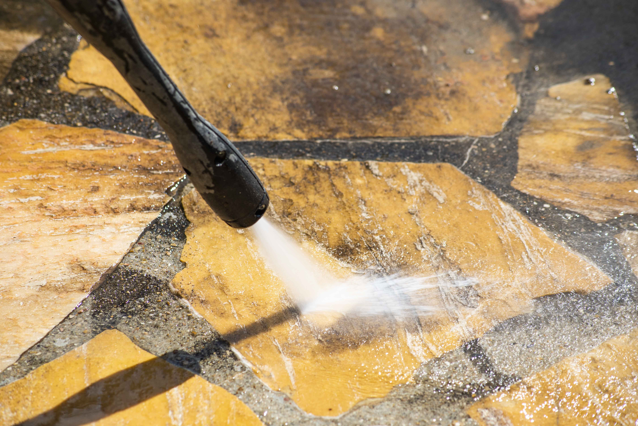 Afbeelding van zwarte vlekken op terrastegels